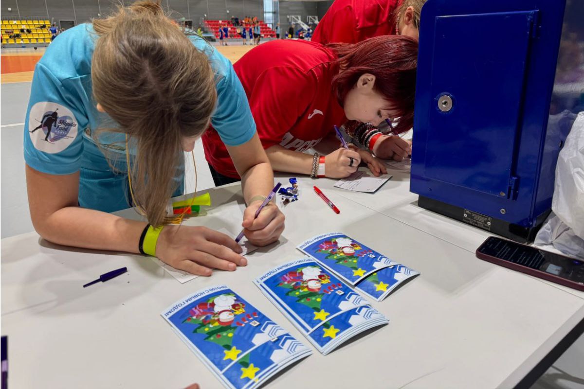 Более 120 детей из уральских соцучреждений сыграли в «Новогодний мяч»