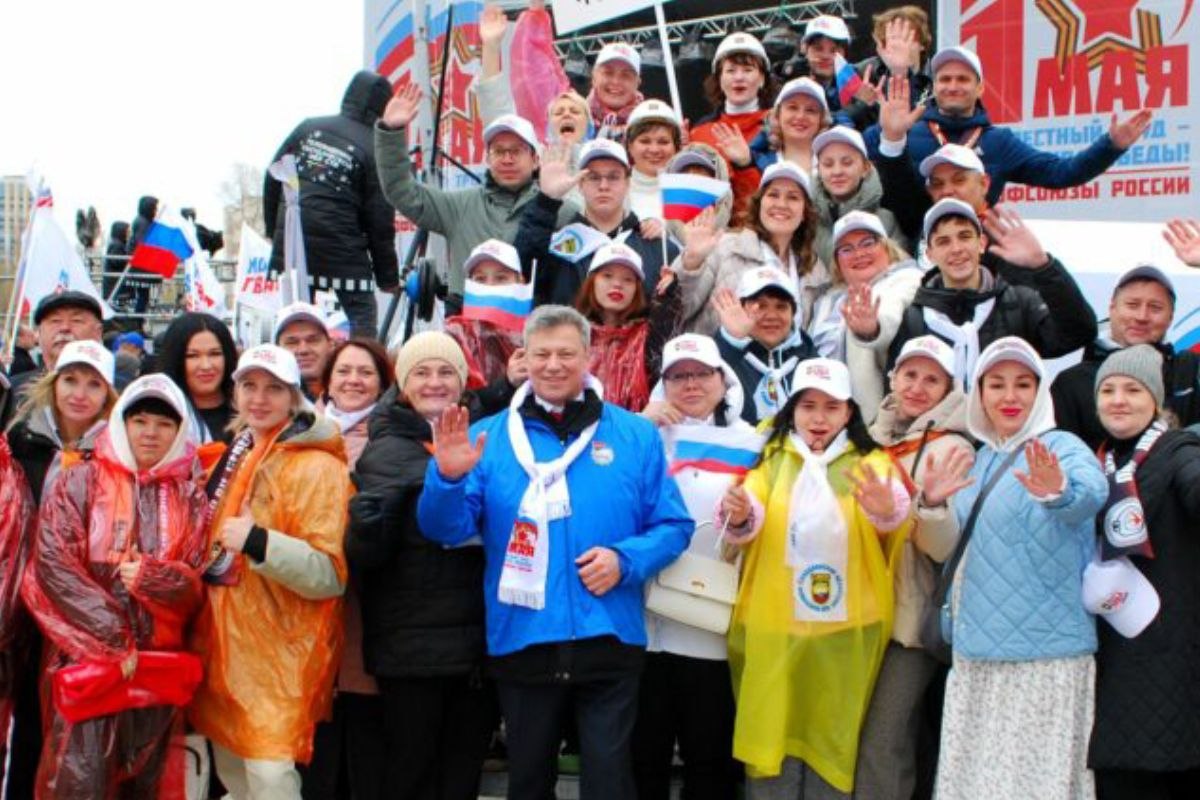Первомай в твоём доме: плакаты на балконах, трансляция маршей и песни о труде