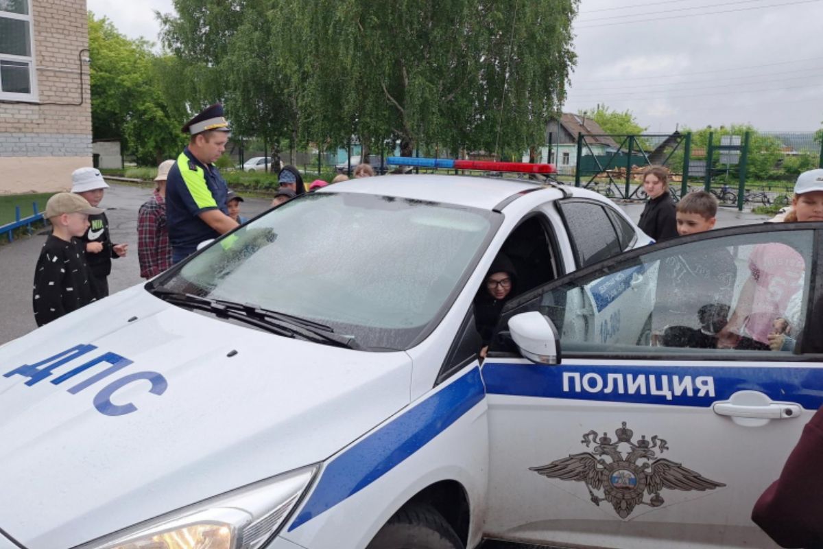 Госавтоинспекторы навестили детский лагерь в Коптелово с уроком безопасности